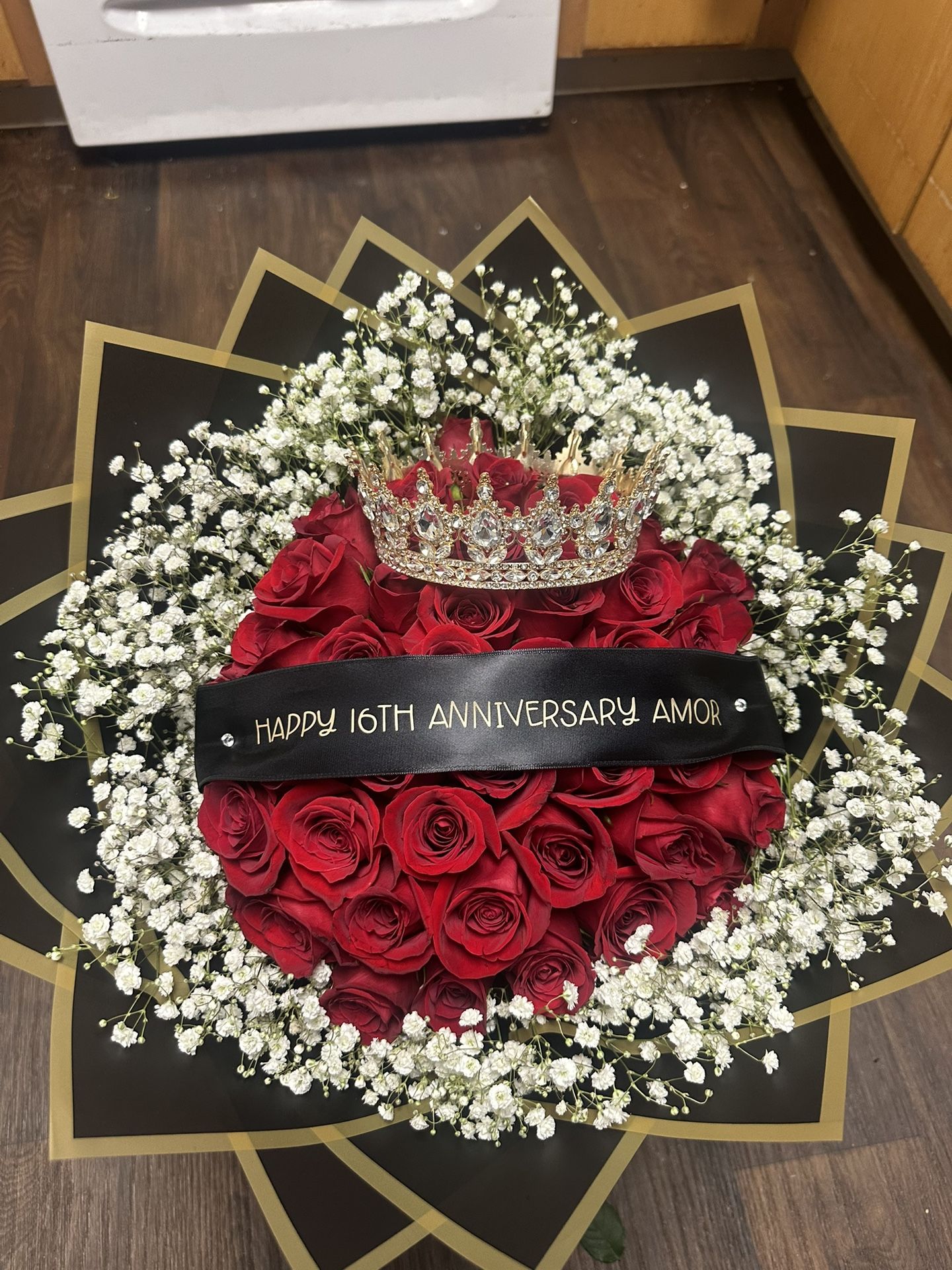 50 Roses With Baby Breath And Crown