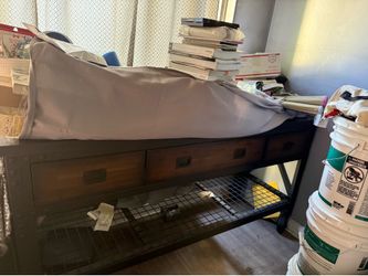 Metal/wood table