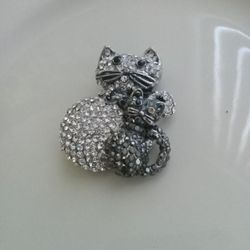 Black and white Jewel encrusted Mama and baby Cat. Broach