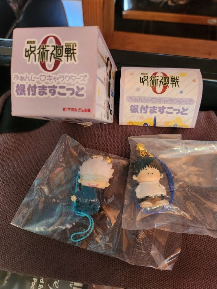 2 Jujutsu kaisen keychains/phone charms