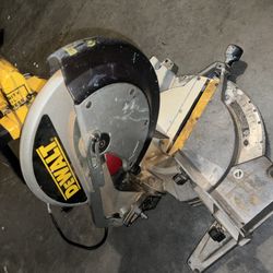 DeWALT Saw