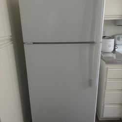 GE 16.6 cu. ft. Top Freezer Refrigerator in White