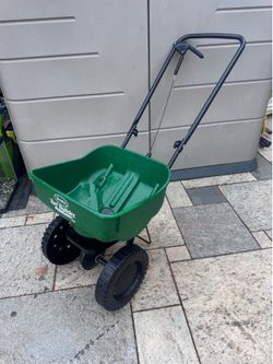 Scotts Turf Builder EdgeGuard Mini Broadcast Spreader