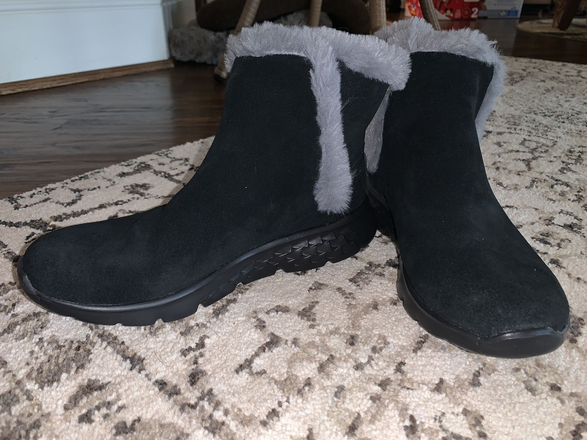 NEW Skechers women’s on the go, winter boot fur-lined size 6