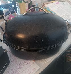 LIKE NEW COOKING POT!