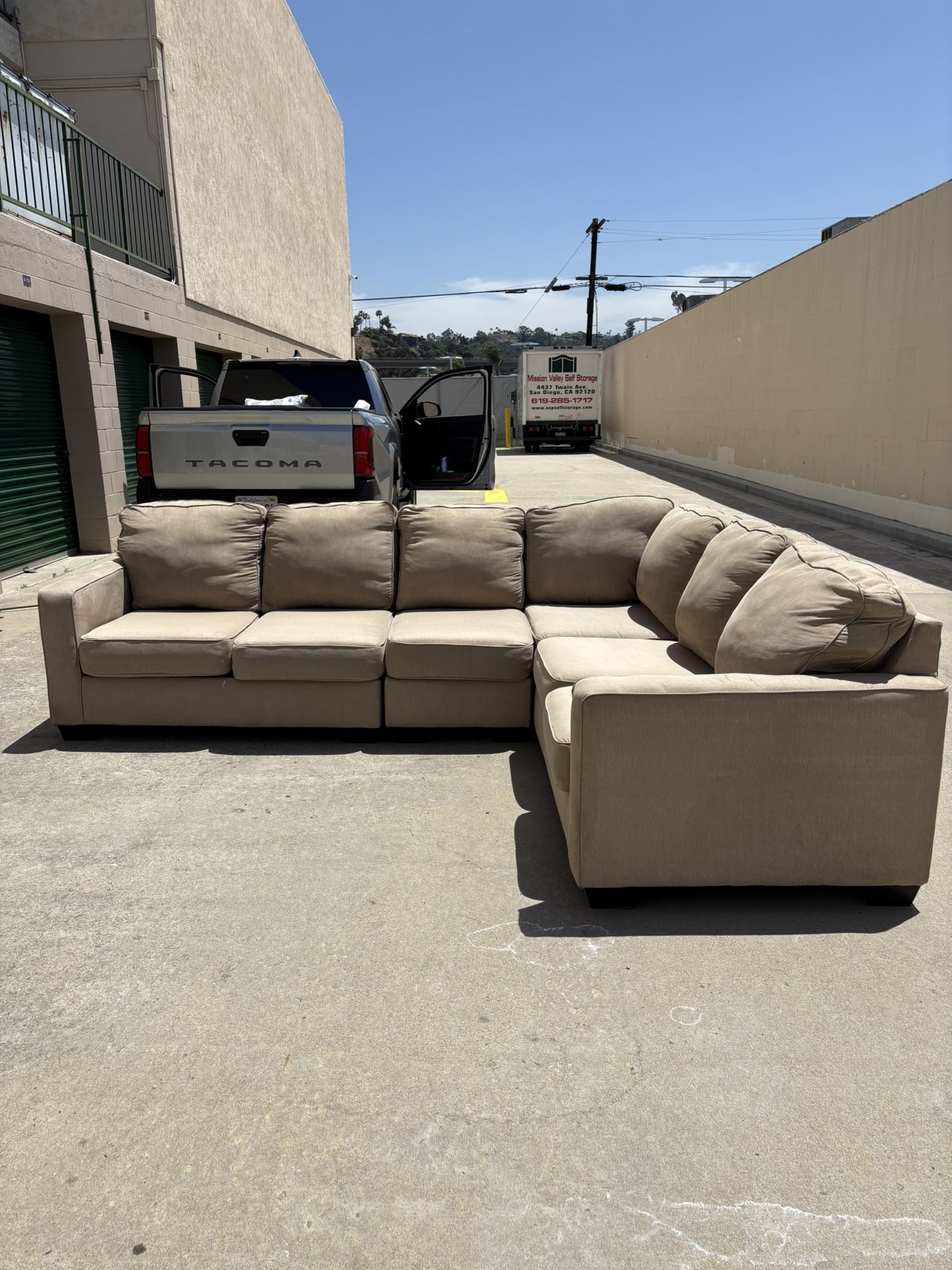 Beige Couch 🛻Delivery Available🛻