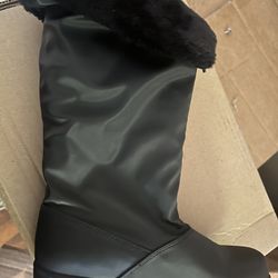 Women’s all weather snow boot size 6