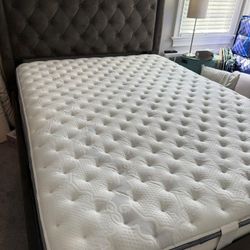 Cama QUEEN EXCELENTE ESTADO $300 todo Colchón Y Base