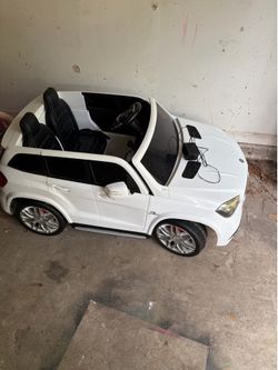 Kids Ride-On Mercedes SUV – Works Great – $60