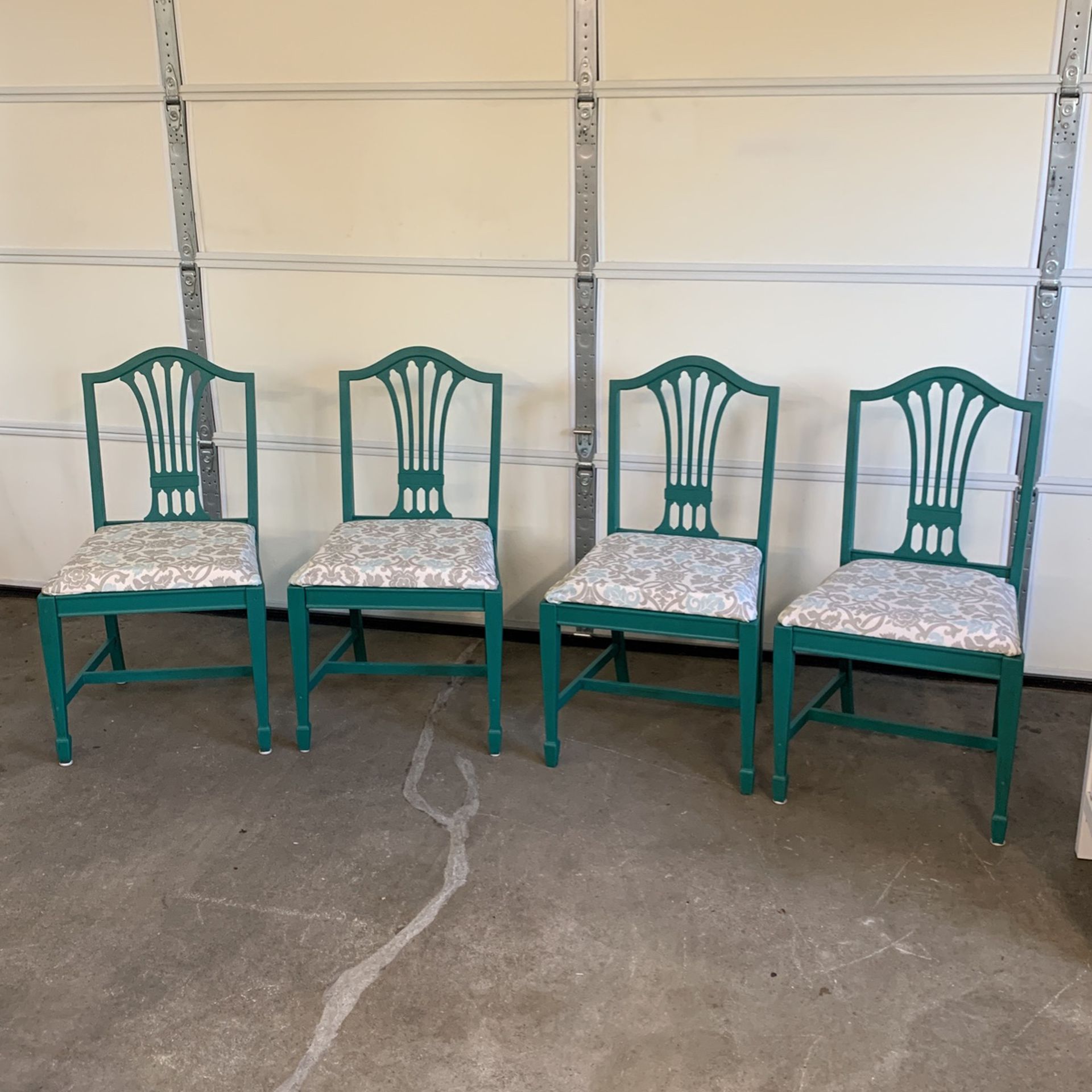 4  Beautiful Table Chairs  - Vintage 