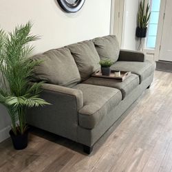Grey Couch (FREE Delivery!🚚)