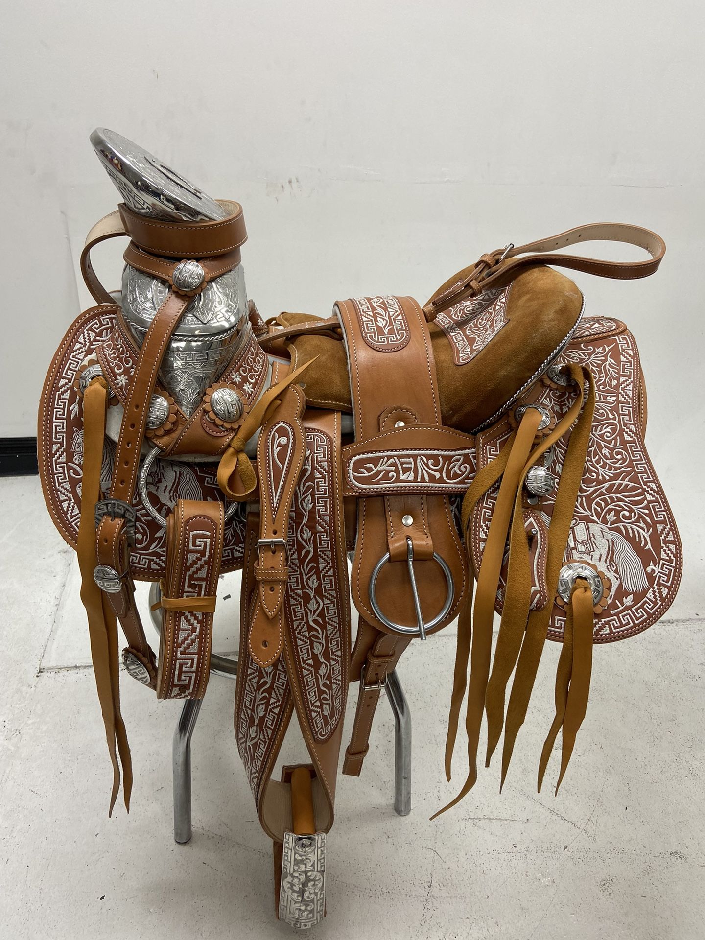 Nueva Montura Charra Bordada Con Herrage Y Fuste Plateado 