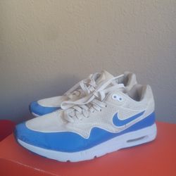 Women's  Nike tennis  shoes size 8,5