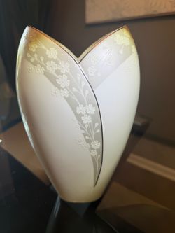Lenox Bellina Vase !