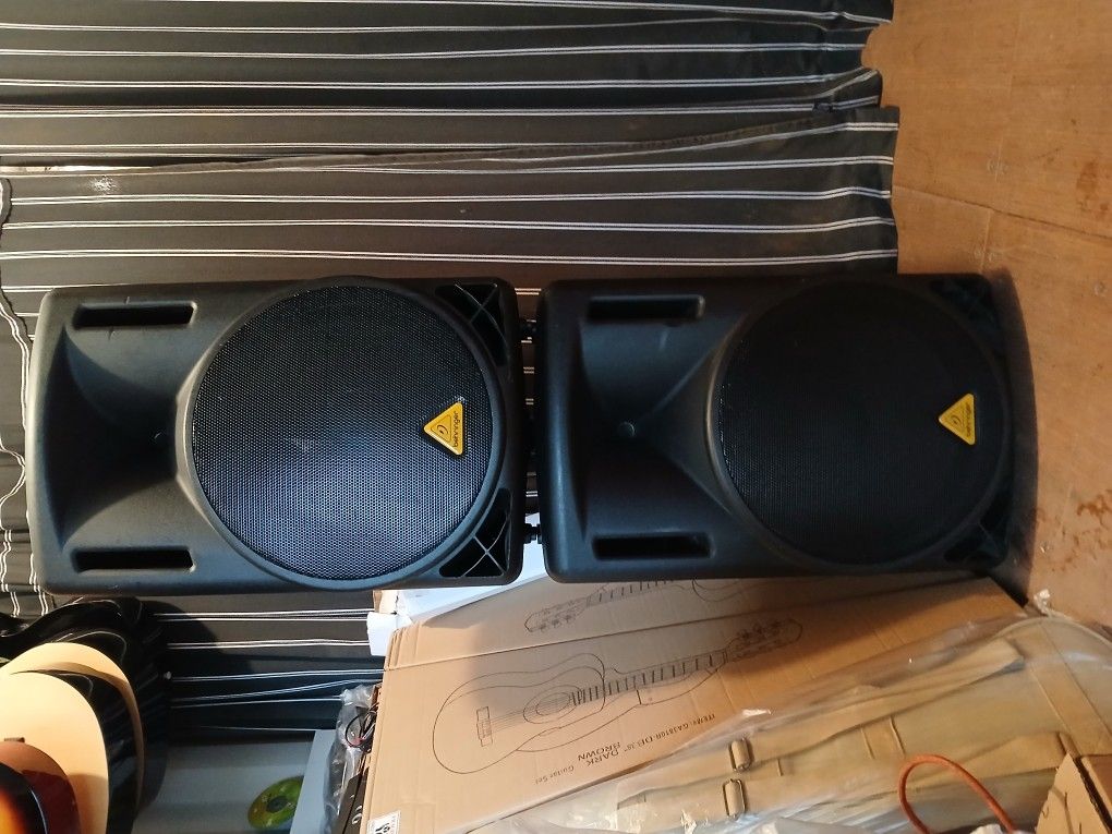 2 Pole Mount Speakers, 1000 Watt Passive, 15's And Titanium Driver Horns, Excellent Condition