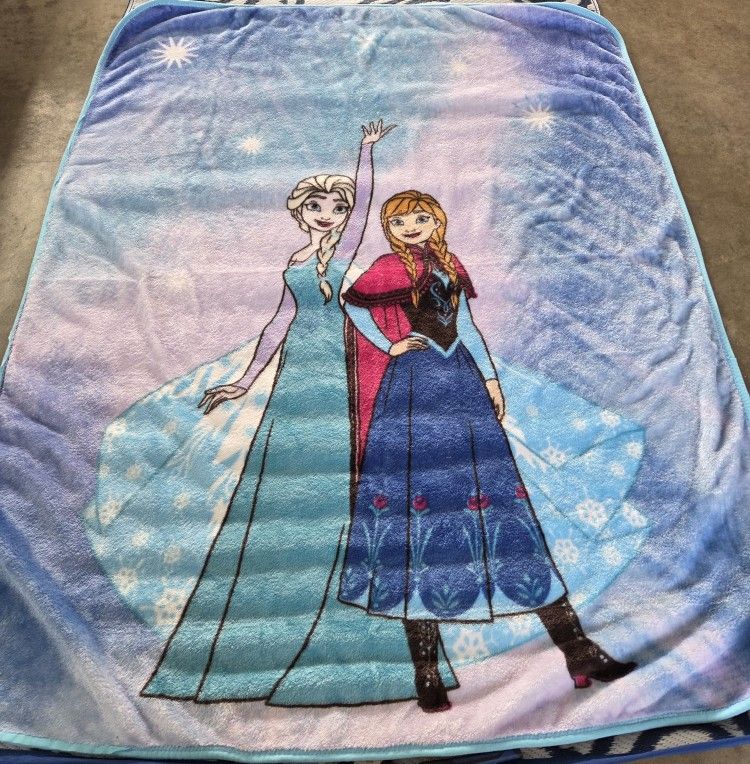 DISNEY FROZEN ELSA AND ANNA THROW BLANKET GOOD CONDITION REVERSABLE SIDE.