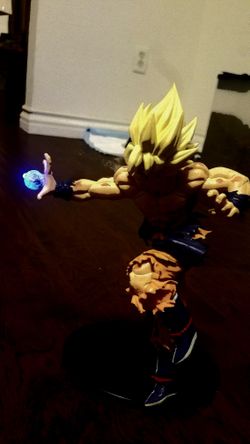 SS GOKU FIGURE