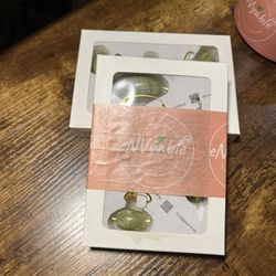 eNVyable Anti-Aging Gua sha & Facial Roller Set