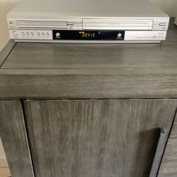 * ZENITH * HQ HD 4-HEAD HI-FI STEREO VHS VCR AND DVD PLAYER COMBO UNIT IN EXCELLENT CONDITION . MUST SEE TO APPRECIATE ,