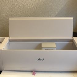 Cricut Explore 4 Pink/Beige sticker maker