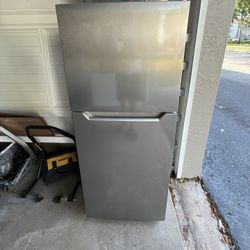 Insignia™ - 10 Cu. Ft. Top-Freezer Refrigerator with Reversible Door - Stainless Steel Look