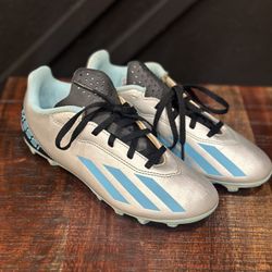 Messi Soccer Cleats Kids Size 4 1/2. Like New