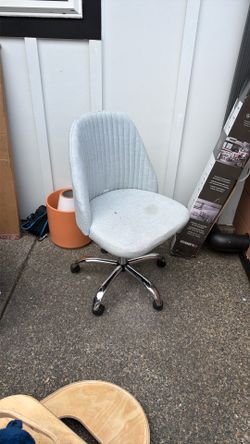Adjustable desk chair