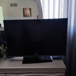 LG 32" FLAT SCREEN CABLE READY TV With Remote 