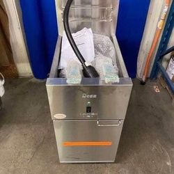 NEW DEAN FRYMASTER Super Runner Series Electric Model SR114E, optional casters.