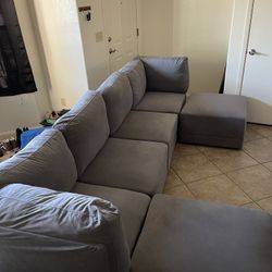 Sectional Couch With 2 Ottomans