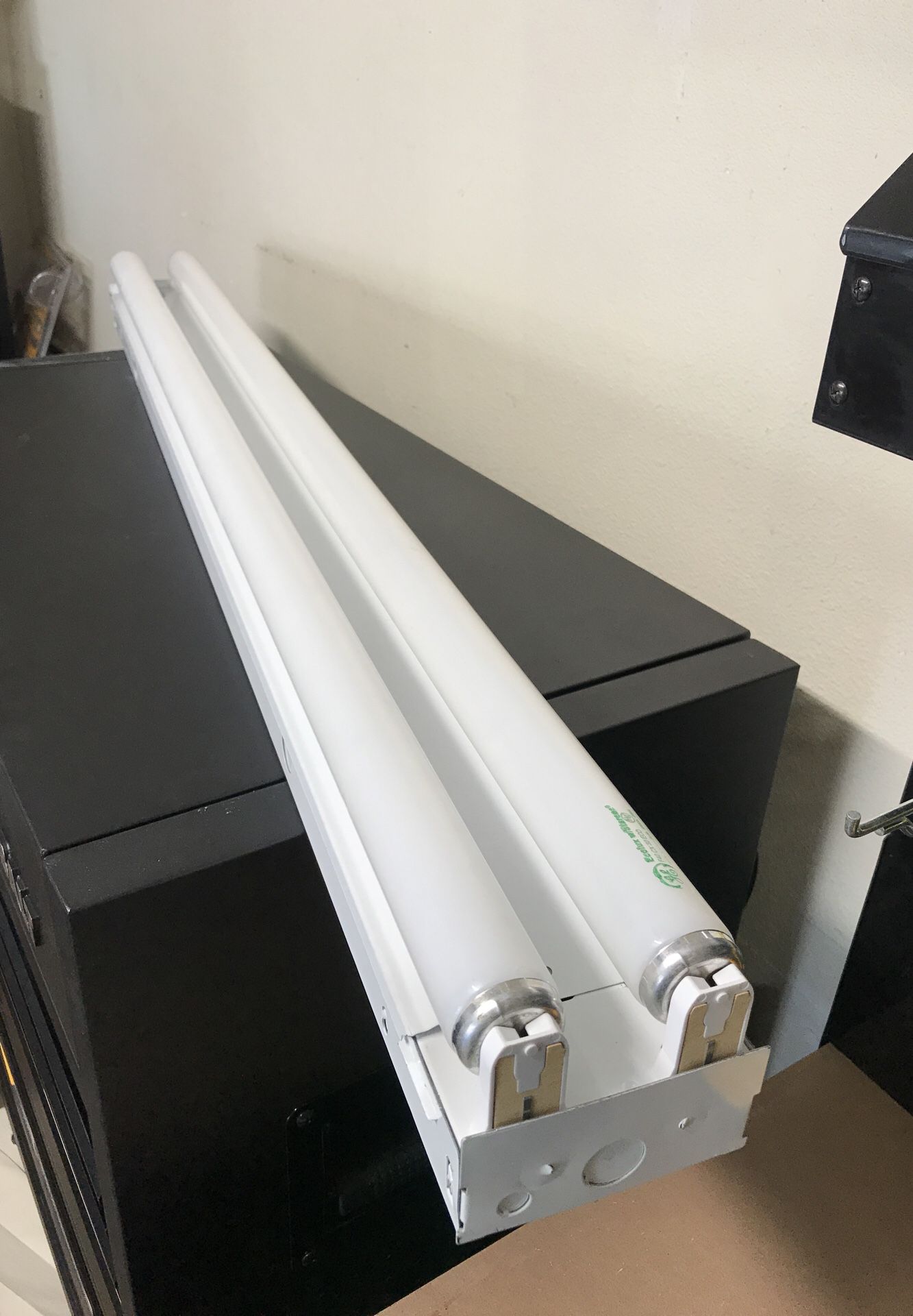 Two bulb fluorescent light fixture with 2 tube lights included