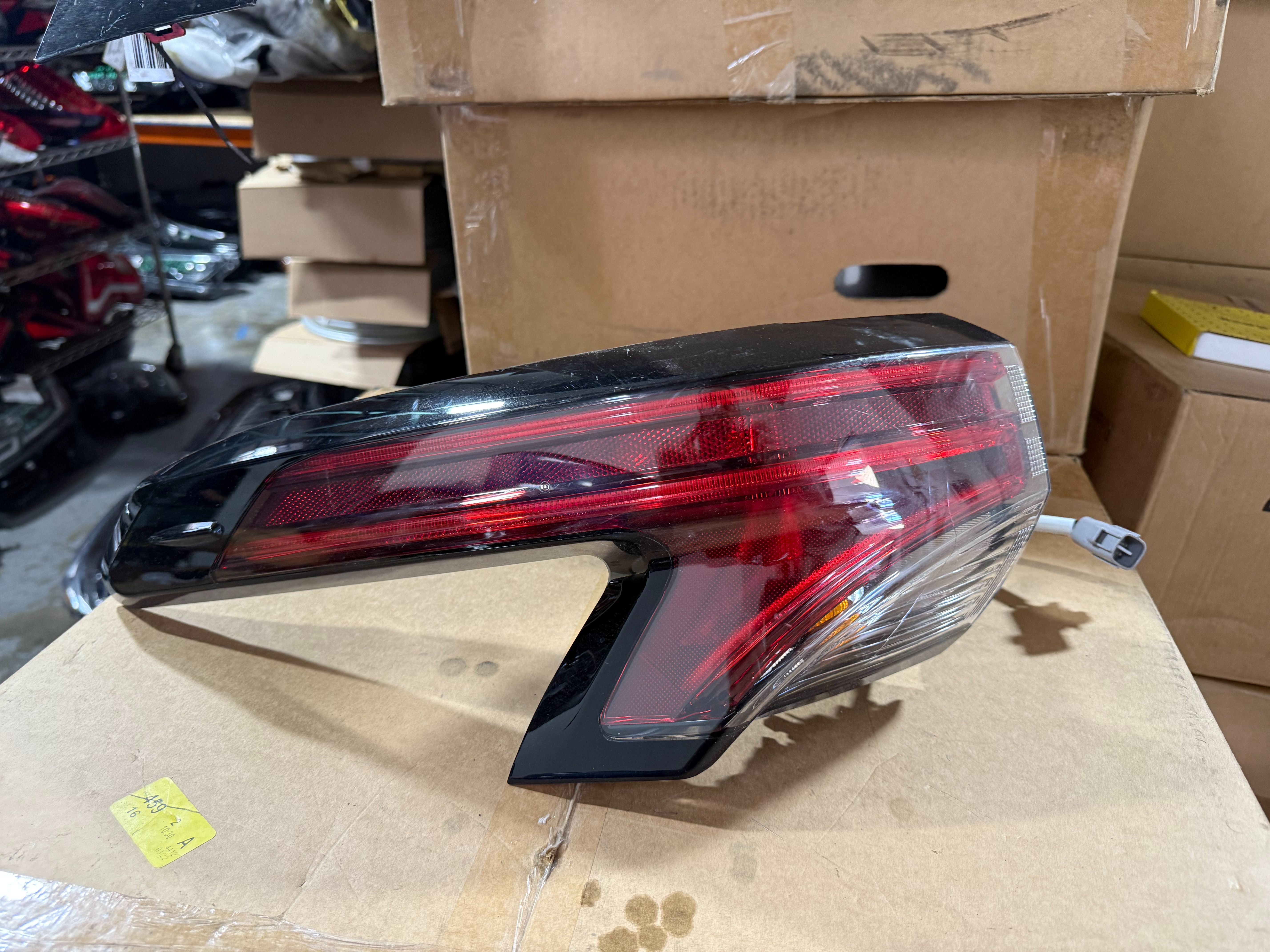 TOYOTA SIENNA LEFT TAILLIGHT 2019 