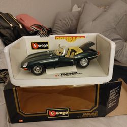 BURAGO. 1/18 DIE CAST MEDAL MODEL  JAGUAR "E" CABRIOLET (1961)