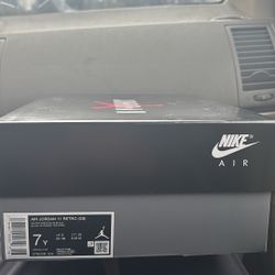 Air Jordan 11 legend Blue