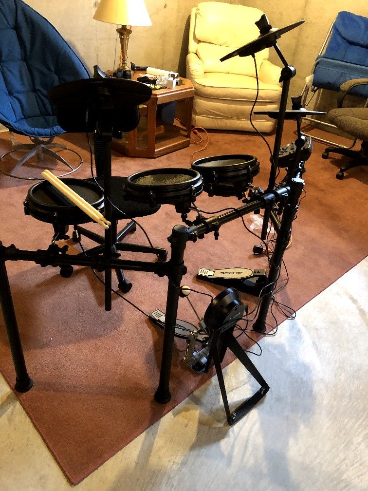 Alesis nitro mesh electronic drum set with sale da25 amp