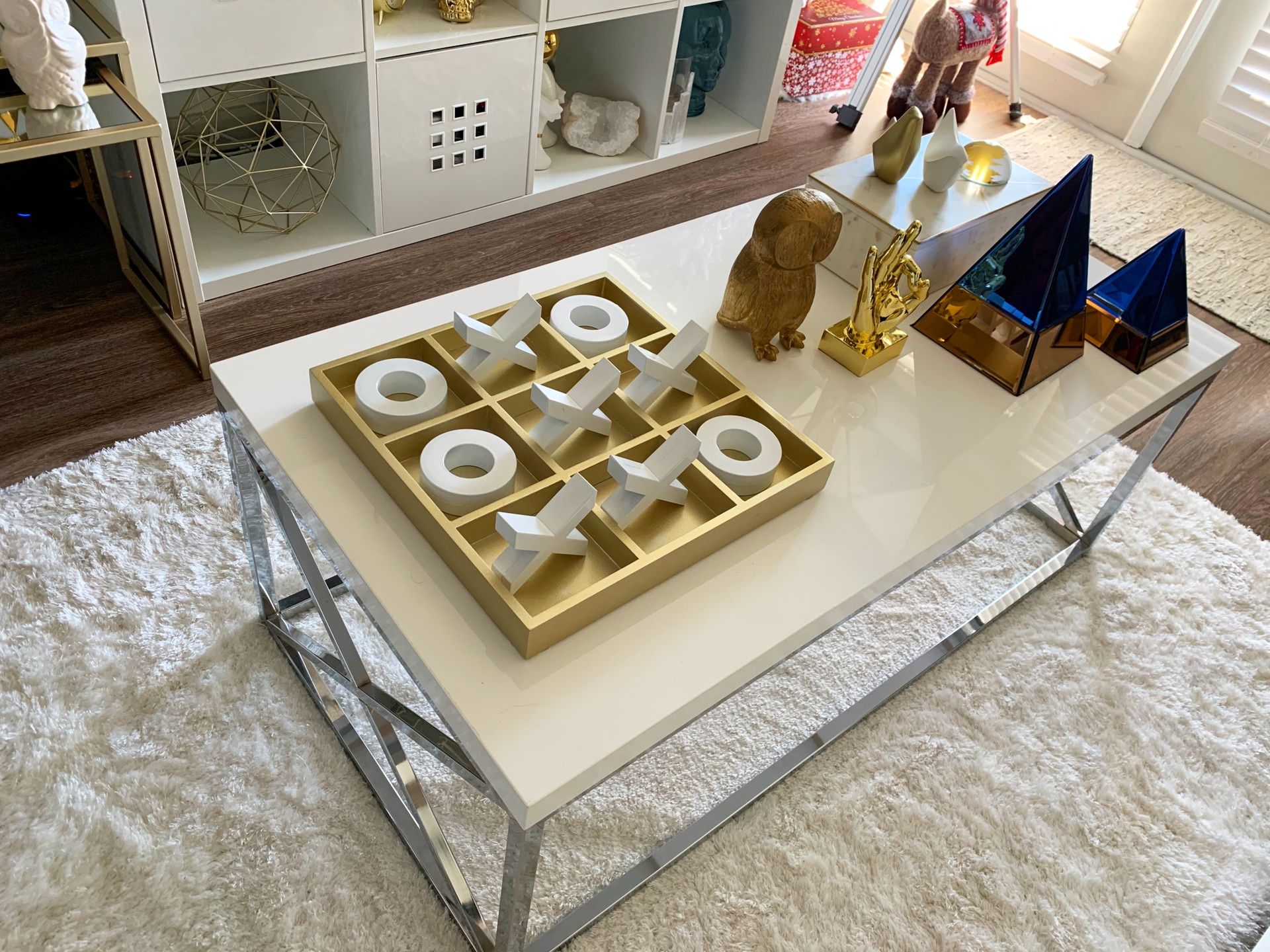 White coffee table(Perfect size for a small apartment)