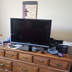 39"TV VIZIO LIKE NEW GOOD FOR GAMING ON STAND AND HAS CONTROL 