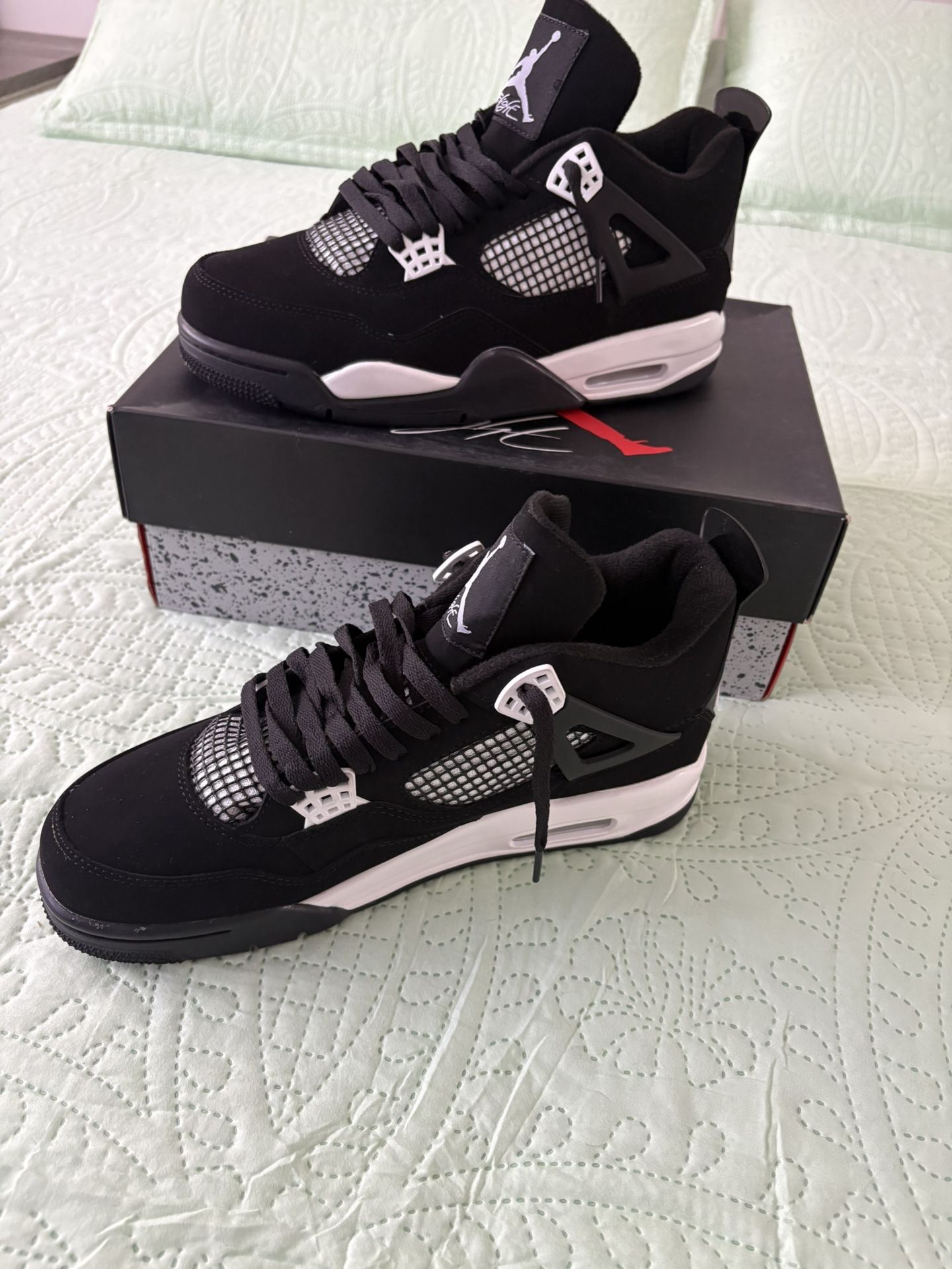 Jordan 4s White Thunders Size 10 Lmk If Interested Brand New 📲📲📲
