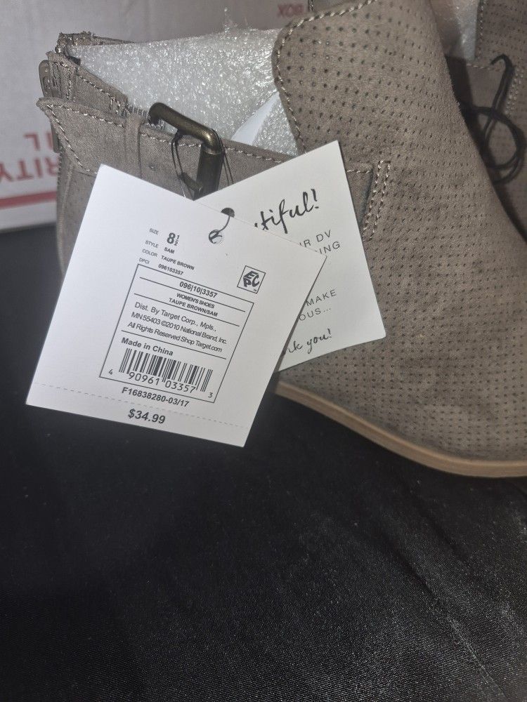 Women's 8 1/2 DV Heel Retails 34.99