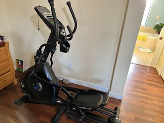 Like New Nautilus E616 Elliptical Trainer Black for Sale in Miami, FL -  OfferUp