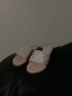Sparkly soft pink sandals. Size 3-4 women