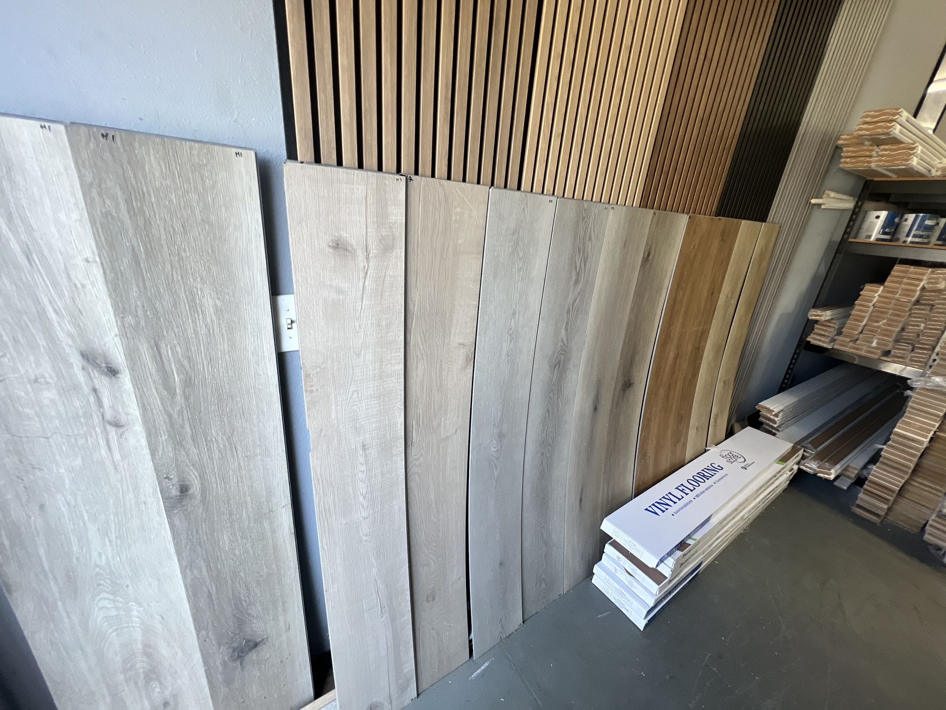 Vinyl & Laminate Flooring/ Pisos $1.39