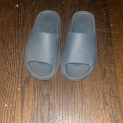 Black Yeezy Slide 