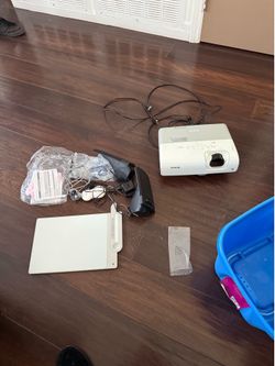 Epson PowerLite S5 3LCD Screen Projector / speaker / control