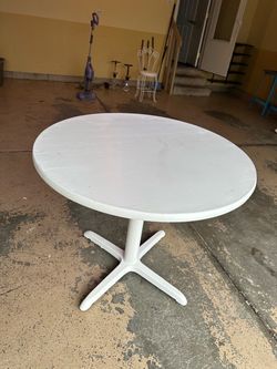 White round table indoor/outdoor