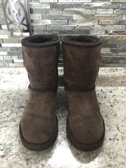 Ugg boots. (Brown)
