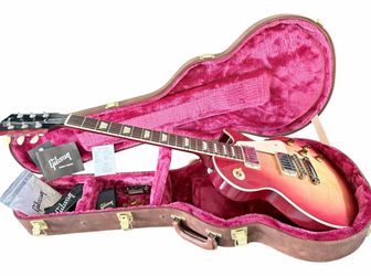 2024 Gibson Les Paul Standard With Gibson Guitar Case Clean