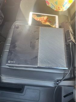 Xbox1  Tv and Two controllers