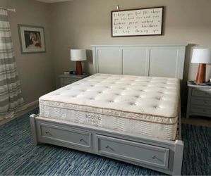 Like new King Saatva latex hybrid mattress