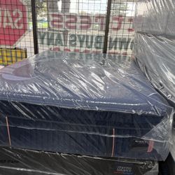 QUEEN SIZE STEARNS & FOSTER RESERVE (SOFT) PILLOW TOP MATTRESS & BOX SPRING BED SET